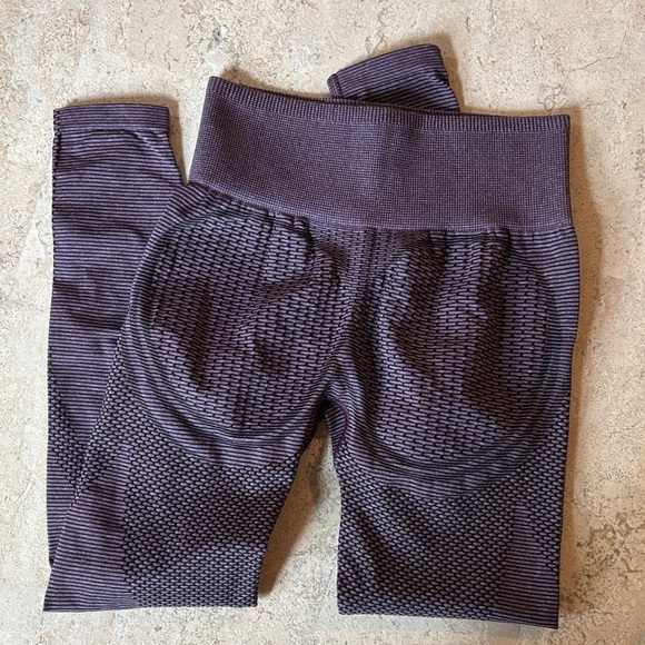 Gymshark size Medium Dark Purple Leggings - Picture 2 of 4